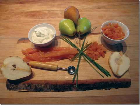 Saumon fumé sur poire caramélisée, chapeauté de crème sure et compote d’abricot