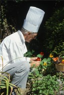 Jacques Juneau; Chef Cuisinier dans son jardin