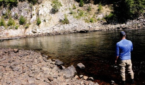 Karl qui exécute une approche traditionnelle en 45 degrés vers l'aval.