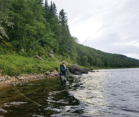 Sabrina s’exécute au lancer Spey sur la Haute-Ashuapmushuan…